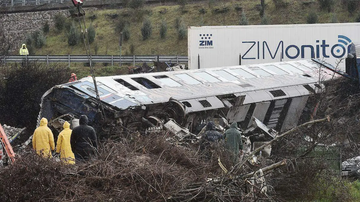 Imputan al jefe de estación por accidente ferroviario con 47 muertos en Grecia